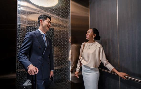 img_man-woman-elevator